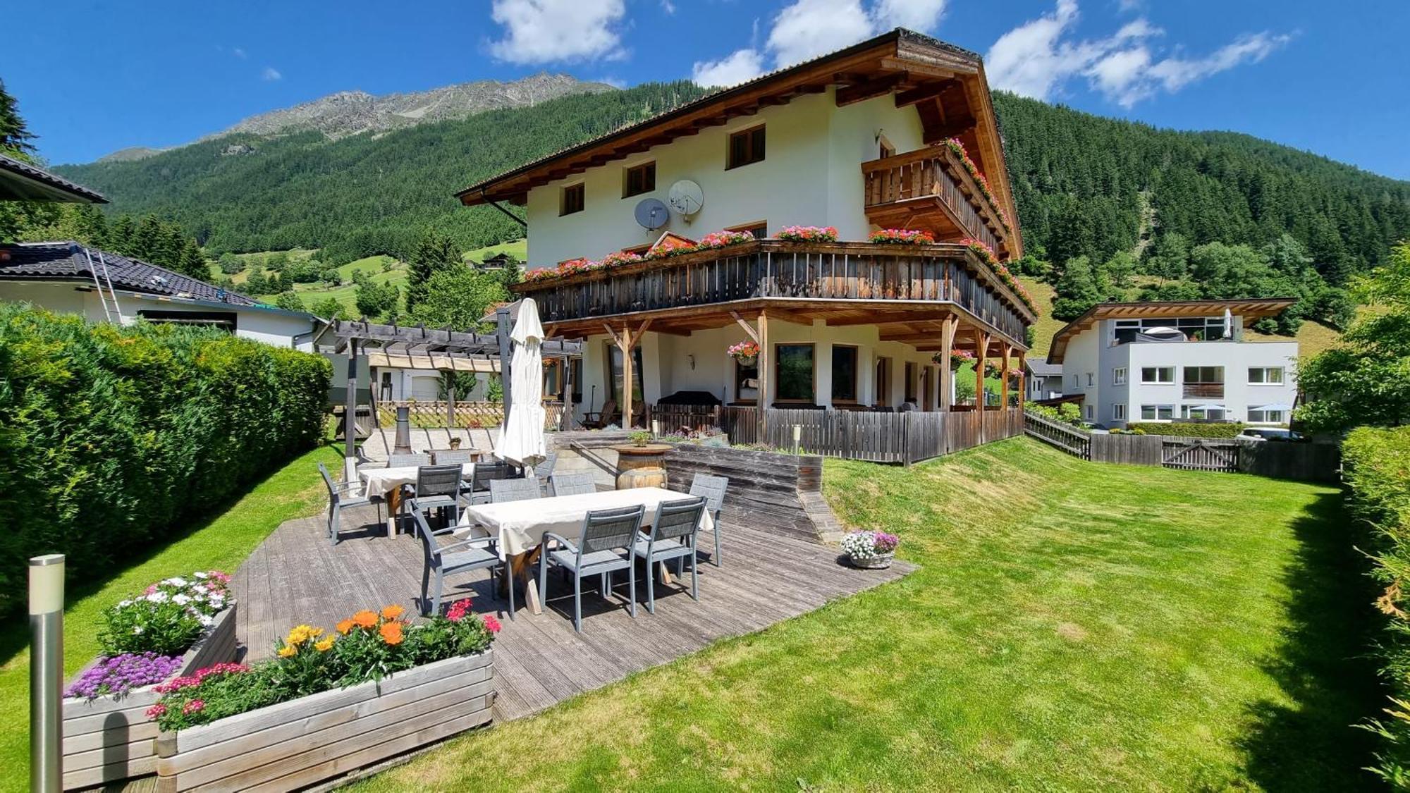 Hotel Gastehaus Landhaus Tyrol Gries im Sellrain Exterior foto