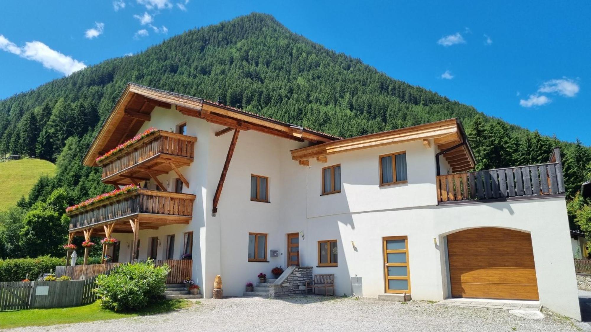 Hotel Gastehaus Landhaus Tyrol Gries im Sellrain Exterior foto